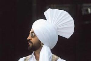 ਪੰਜਾਬੀ ਗਾਇਕ ਦਿਲਜੀਤ ਦੋਸਾਂਝ ਨੇ ਪਹਿਲੀ ਵਾਰ ਦੁਨੀਆ ਨੂੰ ਦਿਖਾਇਆ ਆਪਣੀ ਮਾਂ ਦਾ ਚਿਹਰਾ: ਕੈਨੇਡਾ ਵਿੱਚ ਭਾਵੁਕ ਪਲ