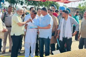  ਸ਼੍ਰੀ ਲਾਲ ਚੰਦ ਕਟਾਰੂਚੱਕ ਕੈਬਨਿਟ ਮੰਤਰੀ ਪੰਜਾਬ ਨੇ  ਸਰਨਾ ਦਾਨਾ ਮੰਡੀ (ਰਾਜਨ ਦੀ ਮੰਡੀ )ਵਿਖੇ ਕਣਕ ਦੀ ਖਰੀਦ ਕਰਵਾਈ ਸ਼ੁਰੂ