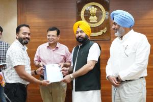 ਹਰਦੀਪ ਸਿੰਘ ਮੁੰਡੀਆਂ ਨੇ ਤਹਿਸੀਲਦਾਰਾਂ ਅਤੇ ਨਾਇਬ ਤਹਿਸੀਲਦਾਰਾਂ ਨੂੰ ਤਰੱਕੀ ਪੱਤਰ ਸੌਂਪੇ