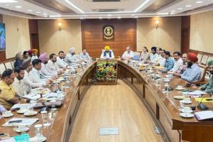 ਹਰਭਜਨ ਸਿੰਘ ਈ.ਟੀ.ਓ. ਵਲੋਂ ਲੋਕ ਨਿਰਮਾਣ ਵਿਭਾਗ ਵੱਲੋਂ ਬਣਵਾਈ ਜਾ ਰਹੀਆਂ ਸੜਕਾਂ ਦੀ ਪ੍ਰਗਤੀ ਸਬੰਧੀ ਸਮੀਖਿਆ ਮੀਟਿੰਗ