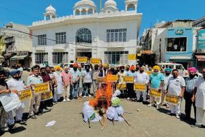 *ਪੰਜਾਬ ਵਿੱਚ ਭਾਰੀ ਰੋਸ, ਦਲਬਦਲੂ ਸੰਸਦ ਮੈਂਬਰਾਂ ਦੀਆਂ ਰਿਹਾਇਸ਼ਾਂ ਦੀਆਂ ਕੰਧਾਂ 'ਤੇ ਲਿਖਿਆ ਗਿਆ 'ਗੱਦਾਰ'*