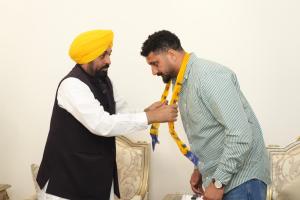 ਮਸ਼ਹੂਰ ਪਹਿਲਵਾਨ ਜੱਸਾ ਪੱਟੀ ਆਪਣੀ ਟੀਮ ਸਮੇਤ ਆਮ ਆਦਮੀ ਪਾਰਟੀ ਵਿੱਚ ਸ਼ਾਮਲਮਸ਼ਹੂਰ ਪਹਿਲਵਾਨ ਜੱਸਾ ਪੱਟੀ ਆਪਣੀ ਟੀਮ ਸਮੇਤ ਆਮ ਆਦਮੀ ਪਾਰਟੀ ਵਿੱਚ ਸ਼ਾਮਲ