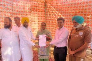 ਮੇਰਾ ਘਰ ਮੇਰੇ ਨਾਮ: ਵਿਧਾਇਕ ਲਾਭ ਸਿੰਘ ਉੱਗੋਕੇ ਨੇ ਲਾਲ ਲਕੀਰ ਅੰਦਰਲੇ ਘਰਾਂ ਦੀਆਂ ਰਜਿਸਟਰੀਆਂ ਸੌਂਪੀਆਂ