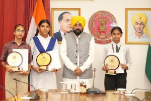 ਪੰਜਾਬ ਦੀਆਂ ਧੀਆਂ ਨੇ 'ਸਿੱਖਿਆ ਕ੍ਰਾਂਤੀ' ਵਿੱਚ ਮੋਹਰੀ ਭੂਮਿਕਾ ਨਿਭਾਈ, ਪੰਜਾਬ ਸਕੂਲ ਸਿੱਖਿਆ ਬੋਰਡ ਦੇ ਅੱਠਵੀਂ ਜਮਾਤ ਦੇ ਨਤੀਜਿਆਂ ਵਿੱਚ ਪਹਿਲੇ 20 ਵਿੱਚੋਂ 19 ਸਥਾਨ ਪ੍ਰਾਪਤ ਕੀਤੇ: ਮੁੱਖ ਮੰਤਰੀ ਭਗਵੰਤ ਸਿੰਘ ਮਾਨ