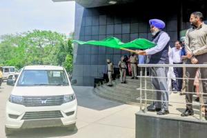 ਵਿੱਤ ਮੰਤਰੀ ਹਰਪਾਲ ਸਿੰਘ ਚੀਮਾ ਨੇ ਰਿਕਾਰਡ ਮਾਲੀਆ ਵਾਧੇ ਦਰਮਿਆਨ ਆਬਕਾਰੀ ਅਤੇ ਕਰ ਵਿਭਾਗ ਦੀ ਇਨਫੋਰਸਮੈਂਟ ਨੂੰ ਹੁਲਾਰਾ ਦੇਣ ਲਈ 25 ਨਵੇਂ ਵਾਹਨਾਂ ਨੂੰ ਹਰੀ ਝੰਡੀ ਦੇ ਕੇ ਕੀਤਾ ਰਵਾਨਾ