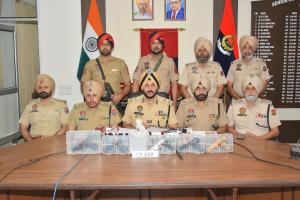 ਸਰਹੱਦ ਪਾਰੋਂ ਚੱਲ ਰਹੇ ਨਸ਼ਿਆਂ ਅਤੇ ਹਥਿਆਰਾਂ ਦੀ ਤਸਕਰੀ ਵਾਲੇ ਮਾਡਿਊਲ ਦਾ ਪਰਦਾਫਾਸ਼; 900 ਗ੍ਰਾਮ ਆਈਸੀਈ ਅਤੇ 5 ਪਿਸਤੌਲਾਂ ਸਮੇਤ ਤਿੰਨ ਮੁਲਜ਼ਮ ਅੰਮ੍ਰਿਤਸਰ ਤੋਂ ਗ੍ਰਿਫ਼ਤਾਰ