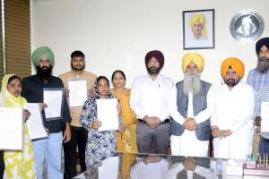 ਗੁਰਮੀਤ ਸਿੰਘ ਖੁੱਡੀਆਂ ਨੇ ਪੰਜਾਬ ਮੰਡੀ ਬੋਰਡ ਵਿੱਚ ਅੱਠ ਉਮੀਦਵਾਰਾਂ ਨੂੰ ਤਰਸ ਦੇ ਆਧਾਰ 'ਤੇ ਨਿਯੁਕਤੀ ਪੱਤਰ ਸੌਂਪੇ