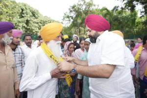 ਬੇਅਦਬੀ ਵਿਰੋਧੀ ਸਖ਼ਤ ਕਾਨੂੰਨ ਤੋਂ ਪ੍ਰਭਾਵਿਤ ਹੋ ਕੇ ਅਕਾਲੀ ਦਲ ਅਤੇ ਕਾਂਗਰਸ ਦੇ ਸੈਂਕੜੇ ਆਗੂ ਤੇ ਵਰਕਰ 'ਆਪ' ਵਿੱਚ ਸ਼ਾਮਲ