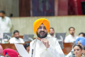 ਅੰਤਰਰਾਸ਼ਟਰੀ ਮਜ਼ਦੂਰ ਦਿਵਸ ਮੌਕੇ ਕਿਰਤ ਮੰਤਰੀ ਤਰੁਨਪ੍ਰੀਤ ਸਿੰਘ ਸੌਂਦ ਵੱਲੋਂ ਘੱਟੋ-ਘੱਟ ਉਜਰਤਾਂ ਦੀਆਂ ਬੇਸਿਕ ਰੇਟ ਵਧਾਉਣ ਸਬੰਧੀ ਮਤਾ ਪੰਜਾਬ ਵਿਧਾਨ ਸਭਾ ਵਿੱਚ ਪੇਸ਼