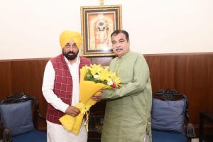 ਮੁੱਖ ਮੰਤਰੀ ਭਗਵੰਤ ਸਿੰਘ ਮਾਨ ਦੇ ਯਤਨਾਂ ਨੂੰ ਪਿਆ ਬੂਰ, ਪੰਜਾਬ ਵਿੱਚ ਲੰਬੇ ਸਮੇਂ ਤੋਂ ਲਟਕ ਰਹੇ ਓਵਰਬ੍ਰਿਜਾਂ ਅਤੇ ਰਾਜਮਾਰਗਾਂ ਦੇ ਕਾਰਜਾਂ ਨੂੰ ਮੁਕੰਮਲ ਕਰਨ ਦਾ ਰਾਹ ਪੱਧਰਾ ਹੋਇਆ