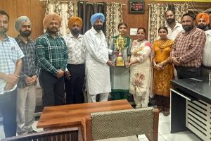 ਵਿਧਾਇਕ ਬੁੱਧ ਰਾਮ ਵੱਲੋਂ ਦਸਵੀਂ ਅਤੇ ਬਾਰ੍ਹਵੀਂ ਪ੍ਰੀਖਿਆਵਾਂ ਵਿਚੋਂ ਮੈਰਿਟ 'ਤੇ ਆਈਆਂ ਵਿਦਿਆਰਥਣਾਂ ਦਾ ਸਨਮਾਨ