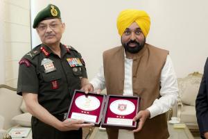ਮੁੱਖ ਮੰਤਰੀ ਭਗਵੰਤ ਸਿੰਘ ਮਾਨ ਨੇ ਪੱਛਮੀ ਕਮਾਂਡ ਦੇ ਆਰਮੀ ਕਮਾਂਡਰ ਨਾਲ ਸਰਹੱਦੀ ਸੁਰੱਖਿਆ, ਰਾਹਤ ਕਾਰਜਾਂ ਅਤੇ ਆਪਰੇਸ਼ਨਲ ਤਿਆਰੀਆਂ ਬਾਰੇ ਵਿਚਾਰ-ਵਟਾਂਦਰਾ ਕੀਤਾ