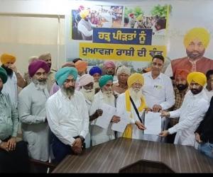 ਵਿਧਾਇਕ ਲਾਭ ਸਿੰਘ ਉਗੋਕੇ ਨੇ ਹੜ੍ਹ ਪੀੜਤ ਕਿਸਾਨ ਨੂੰ ਵੰਡੀ ਮੁਆਵਜ਼ਾ ਰਾਸ਼ੀ