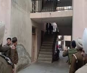 ਸਾਬਕਾ ਪੁਲਿਸ ਮੁਲਾਜ਼ਾਂ ਨੇ ਆਪਣੀ ਸੱਸ 'ਤੇ ਪਤਨੀ 'ਤੇ ਚਲਾਈ AK-47, ਜਾਣੋ ਕੀ ਹੈ ਪੂਰਾ ਮਾਮਲਾ 