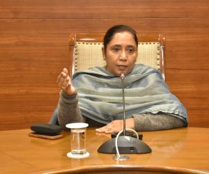 24 ਦਰਜਾ-4 ਕਰਮਚਾਰੀ ਕਲਰਕ ਬਣੇ — ਮੰਤਰੀ ਡਾ. ਬਲਜੀਤ ਕੌਰ ਵੱਲੋਂ ਪੱਦ-ਉਨਤੀ ਹੁਕਮ ਦਿੱਤੇ