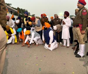 ਤਲਵੰਡੀ ਸਾਬੋ ਤੋਂ ਅਰੰਭ ਹੋਏ ਸ਼ਹੀਦੀ ਦਿਹਾੜੇ ਨੂੰ ਸਮਰਪਿਤ ਵਿਸ਼ਾਲ ਨਗਰ ਕੀਰਤਨ ਦਾ ਸ੍ਰੀ ਅਨੰਦਪੁਰ ਸਾਹਿਬ ਵਿਖੇ ਪਹੁੰਚਣ 'ਤੇ ਕੈਬਨਿਟ ਮੰਤਰੀ ਹਰਜੋਤ ਸਿੰਘ ਬੈਂਸ, ਤਰੁਨਪ੍ਰੀਤ ਸਿੰਘ ਸੌਂਦ ਅਤੇ ਸੰਸਦ ਮੈਂਬਰ ਮਲਵਿੰਦਰ ਸਿੰਘ ਕੰਗ ਵਲੋਂ ਫੁੱਲਾਂ ਦੀ ਵਰਖਾ ਨਾਲ ਸਵਾਗਤ