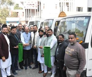 ਮਹਿੰਦਰ ਭਗਤ ਵਲੋਂ ਤੰਗ ਗਲੀਆਂ ’ਚ ਸੀਵਰੇਜ ਦੀ ਸਮੱਸਿਆ ਦੇ ਹੱਲ ਲਈ 1.26 ਕਰੋੜ ਰੁਪਏ ਦੀ ਲਾਗਤ ਵਾਲੀਆਂ ਚਾਰ ਜੈੱਡ ਸਕਸ਼ਨ ਮਸ਼ੀਨਾਂ ਹਰੀ ਝੰਡੀ ਦਿਖਾਕੇ ਰਵਾਨਾ  ਸ਼ਹਿਰ ਦੀਆਂ ਤੰਗ ਗਲੀਆ ’ਚ ਸੀਵਰੇਜ ਬੰਦ ਹੋਣ ਦੀ ਸਮੱਸਿਆ ਤੋਂ ਮਿਲੇਗੀ ਵੱਡੀ ਰਾਹਤ 