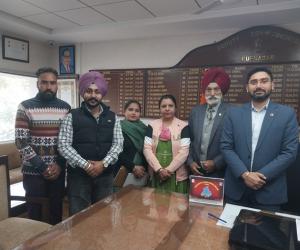 ਹਥਿਆਰਬੰਦ ਸੈਨਾ ਝੰਡਾ ਦਿਵਸ ਦਾ ਰੂਪਨਗਰ 'ਚ ਹੋਇਆ ਆਗਾਜ਼, ਡਿਪਟੀ ਕਮਿਸ਼ਨਰ ਤੇ ਹੋਰ ਉੱਚ ਅਧਿਕਾਰੀਆਂ ਨੂੰ ਲਗਾਇਆ ਝੰਡਾ