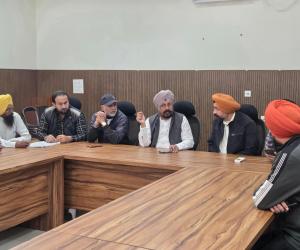 ਚੇਅਰਮੈਨ ਦਲਵੀਰ ਸਿੰਘ ਢਿੱਲੋਂ ਵੱਲੋਂ ਜ਼ਿਲ੍ਹਾ ਪ੍ਰੀਸ਼ਦ ਤੇ ਪੰਚਾਇਤ ਸੰਮਤੀ ਚੋਣਾਂ ਸਬੰਧੀ ਵਲੰਟੀਅਰਜ਼ ਨਾਲ ਬੈਠਕ