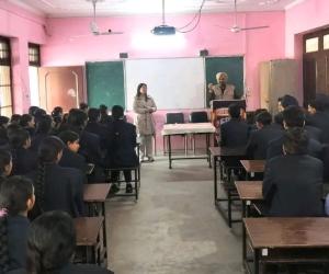 ਬਟਾਲਾ ਪੁਲਿਸ ਦੇ ਟ੍ਰੈਫਿਕ ਸਟਾਫ਼ ਨੇ  ਵਿਦਿਆਰਥੀਆਂ ਨੂੰ ਆਵਾਜਾਈ ਦੇੇ ਨਿਯਮਾਂ ਬਾਰੇ ਕੀਤਾ ਜਾਗਰੂਕ