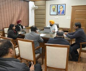 ਕੈਬਨਿਟ ਮੰਤਰੀ ਤਰੁਨਪ੍ਰੀਤ ਸਿੰਘ ਸੌਂਦ ਨੇ ਸਮੀਖਿਆ ਮੀਟਿੰਗ ਦੀ ਕੀਤੀ ਪ੍ਰਧਾਨਗੀ, ਅਧਿਕਾਰੀਆਂ ਨੂੰ ਵਿਕਾਸ ਕਾਰਜਾਂ ਨੂੰ ਸਮੇਂ ਸਿਰ ਮੁਕੰਮਲ ਕਰਨ ਦੇ ਦਿੱਤੇ ਨਿਰਦੇਸ਼