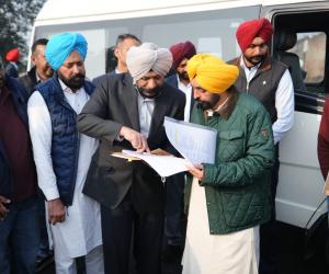 ਮੁੱਖ ਮੰਤਰੀ ਵੱਲੋਂ ਨਿਰਮਾਣ ਅਧੀਨ ਸੜਕਾਂ ਦੀ ਅਚਨਚੇਤ ਜਾਂਚ, ਸੜਕ ਵਿੱਚ ਖਾਮੀਆਂ ਦਾ ਪਤਾ ਲੱਗਣ ਤੋਂ ਬਾਅਦ ਠੇਕੇਦਾਰ ਵਿਰੁੱਧ ਕਾਰਨ ਦੱਸੋ ਨੋਟਿਸ ਜਾਰੀ ਅਤੇ ਅਦਾਇਗੀ ਰੋਕਣ ਦੇ ਹੁਕਮ