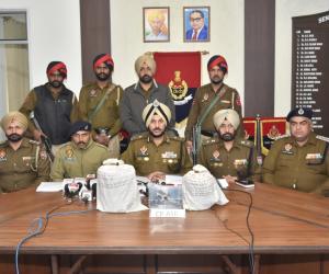 ਸਰਹੱਦ ਪਾਰੋਂ ਚੱਲ ਰਹੇ ਤਸਕਰੀ ਕਾਰਟੈਲ ਦਾ ਅੰਮ੍ਰਿਤਸਰ ਵਿੱਚ ਪਰਦਾਫਾਸ਼; 4.5 ਕਿਲੋ ਹੈਰੋਇਨ, ਇੱਕ ਪਿਸਤੌਲ ਸਮੇਤ ਤਿੰਨ ਗ੍ਰਿਫ਼ਤਾਰ