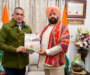 ਉੱਤਰਾਖੰਡ ਦੇ ਰਾਜਪਾਲ ਵੱਲੋਂ ਵੀਰ ਬਾਲ ਦਿਵਸ 2025 ਨੂੰ ਸਮਰਪਿਤ ਰਾਜ ਸੂਚਨਾ ਕਮਿਸ਼ਨਰ ਹਰਪ੍ਰੀਤ ਸੰਧੂ ਦੀ ਸਾਹਿਤਕ ਚਿੱਤਰਕਾਰੀ ਰਚਨਾ ਲਾਂਚ