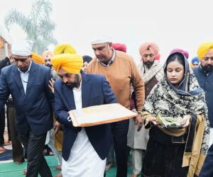 ਸ਼ਹੀਦੀ ਸਭਾ ਮੌਕੇ ਮੁੱਖ ਮੰਤਰੀ ਭਗਵੰਤ ਸਿੰਘ ਮਾਨ ਨੇ ਗੁਰਦੁਆਰਾ ਸ੍ਰੀ ਫ਼ਤਹਿਗੜ੍ਹ ਸਾਹਿਬ ਵਿਖੇ ਮੱਥਾ ਟੇਕਿਆ