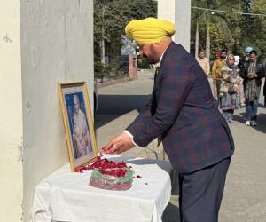 ਬਲੀਦਾਨ ਦਿਵਸ ਮੌਕੇ ਅਧਿਕਾਰੀਆਂ ਅਤੇ ਕਰਮਚਾਰੀਆਂ ਨੇ ਦੋ ਮਿੰਟ ਦਾ ਮੋਨ ਧਾਰਿਆ