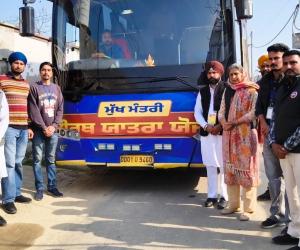 ਅੰਮ੍ਰਿਤਸਰ ਵਿਖੇ ਧਾਰਮਿਕ ਅਸਥਾਨਾਂ ਦੇ ਦਰਸ਼ਨਾਂ ਲਈ ਸ਼ਰਧਾਲੂ ਪਿੰਡ ਰਾਮਗੜ੍ਹ ਸੰਧੂਆਂ ਤੋਂ ਰਵਾਨਾ