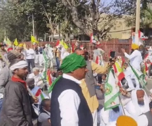 ਕੁਰੂਕਸ਼ੇਤਰ 'ਚ CM ਰਿਹਾਇਸ਼ ਵੱਲ ਵਧੇ ਕਿਸਾਨ: ਪੁਲਿਸ ਨੇ ਬੈਰੀਕੇਡ ਲਗਾ ਕੇ ਰੋਕਿਆ, ਸੜਕ ਵਿਚਕਾਰ ਲਾਇਆ ਧਰਨਾ