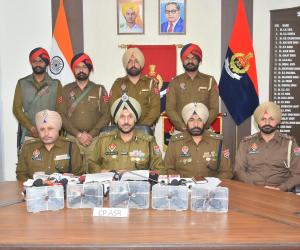 ਹਥਿਆਰ ਤਸਕਰੀ ਵਾਲੇ ਮਾਡਿਊਲ ਨਾਲ ਸਬੰਧਤ ਦੋ ਵਿਅਕਤੀ 5 ਅਤਿ-ਆਧੁਨਿਕ ਪਿਸਤੌਲਾਂ ਸਮੇਤ ਅੰਮ੍ਰਿਤਸਰ ਤੋਂ ਗ੍ਰਿਫ਼ਤਾਰ