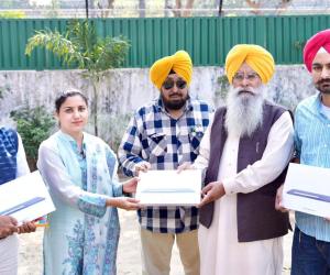 ਗੁਰਮੀਤ ਸਿੰਘ ਖੁੱਡੀਆਂ ਨੇ ਸਾਥੀ ਪੋਰਟਲ ਕਾਰਜਾਂ ਨੂੰ ਸੁਚਾਰੂ ਬਣਾਉਣ ਲਈ ਸੀਡ ਸਰਟੀਫ਼ਿਕੇਸ਼ਨ ਅਫ਼ਸਰਾਂ ਨੂੰ  ਸੌਂਪੇ 40 ਟੈਬਲੇਟਸ