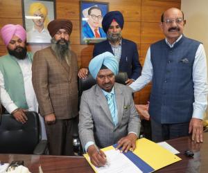 ਗੁਰਚਰਨ ਸਿੰਘ ਨੇ ਕੈਬਨਿਟ ਮੰਤਰੀਆਂ ਦੀ ਹਾਜ਼ਰੀ ਵਿੱਚ ਪੈਸਕੋ ਦੇ ਚੇਅਰਮੈਨ ਦਾ ਅਹੁਦਾ ਸੰਭਾਲਿਆ