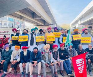 ਭਾਰਤ-ਅਮਰੀਕਾ ਵਪਾਰ ਸਮਝੌਤੇ ਖ਼ਿਲਾਫ਼ 'ਆਪ' ਦਾ ਪੰਜਾਬ ਭਰ ਵਿੱਚ ਜ਼ੋਰਦਾਰ ਪ੍ਰਦਰਸ਼ਨ, ਕੇਂਦਰ 'ਤੇ ਦੇਸ਼ ਦੇ ਹਿੱਤ ਵੇਚਣ ਦਾ ਲਾਇਆ ਦੋਸ਼