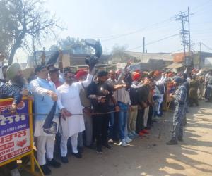 ਆਪ ਆਗੂਆਂ ਨੇ ਅੰਮ੍ਰਿਤਸਰ ਵਿੱਚ ਹਰਿਆਣਾ ਦੇ ਮੁੱਖ ਮੰਤਰੀ ਨਾਇਬ ਸਿੰਘ ਸੈਣੀ ਨੂੰ ਦਿਖਾਏ ਕਾਲੇ ਝੰਡੇ