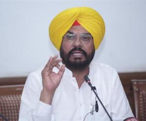 ਸੁਖਬੀਰ ਬਾਦਲ ਦੋਗਲੀ ਰਾਜਨੀਤੀ ਕਰ ਰਹੇ ਹਨ, ਪੁਰਾਣੇ ਝੂਠਾਂ ਨਾਲ ਪੰਜਾਬ ਨੂੰ ਗੁੰਮਰਾਹ ਕਰ ਰਹੇ ਹਨ: ਕੁਲਦੀਪ ਸਿੰਘ ਧਾਲੀਵਾਲ