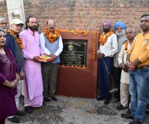 ਕੈਬਨਿਟ ਮੰਤਰੀ ਮੋਹਿੰਦਰ ਭਗਤ ਨੇ ਸਾਈਂ ਕਲੋਨੀ ’ਚ ਗਲੀਆਂ ਦੇ ਨਿਰਮਾਣ ਦੇ ਕਾਰਜ ਦਾ ਨੀਂਹ ਪੱਥਰ ਰੱਖਿਆ