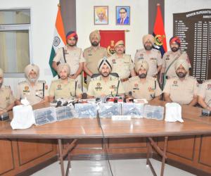 ਅੰਮ੍ਰਿਤਸਰ ਵਿੱਚ ਸਰਹੱਦ ਪਾਰੋਂ ਚਲ ਰਹੇ ਤਸਕਰੀ ਮਾਡਿਊਲਾਂ ਨਾਲ ਜੁੜੇ 6 ਵਿਅਕਤੀ ਗ੍ਰਿਫਤਾਰ; ਤਿੰਨ ਪੀਐਕਸ-5.7 ਸਮੇਤ ਛੇ ਪਿਸਤੌਲਾਂ ਬਰਾਮਦ