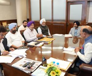 1962, 1965 ਅਤੇ 1971 ਦੀਆਂ ਜੰਗਾਂ  ਵਿੱਚ ਸ਼ਹੀਦ ਸੈਨਿਕਾਂ ਦੇ ਪਰਿਵਾਰਾਂ ਨੂੰ ਮੁਆਵਜ਼ਾ ਦੇਣ ਸਬੰਧੀ ਮੋਹਿੰਦਰ ਭਗਤ ਵੱਲੋਂ ਅਧਿਕਾਰੀਆਂ ਨਾਲ ਵਿਸ਼ੇਸ਼ ਮੀਟਿੰਗ