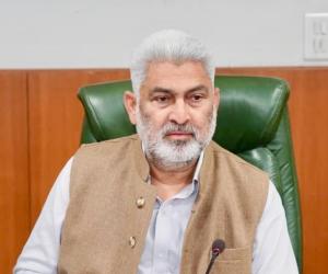 ਕੇਂਦਰ ਸਰਕਾਰ ਨੂੰ ਪੱਛਮੀ ਏਸ਼ੀਆ ਵਿੱਚ ਤਣਾਅ ਦੇ ਮੱਦੇਨਜ਼ਰ ਐਲਪੀਜੀ, ਪੈਟਰੋਲ, ਡੀਜ਼ਲ ਦੀ ਕੋਈ ਕਮੀ ਨਹੀਂ ਆਉਣ ਦੇਣੀ ਚਾਹੀਦੀ: ਲਾਲ ਚੰਦ ਕਟਾਰੂਚੱਕ