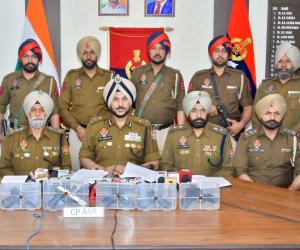 ਅੰਮ੍ਰਿਤਸਰ ਵਿੱਚ ਸਰਹੱਦ ਪਾਰੋਂ ਚੱਲ ਰਹੇ ਹਥਿਆਰ ਤਸਕਰੀ ਦੇ ਮਾਡਿਊਲ ਦਾ ਪਰਦਾਫਾਸ਼; ਨਾਬਾਲਗ ਸਮੇਤ ਛੇ ਵਿਅਕਤੀ ਪੰਜ ਪਿਸਤੌਲਾਂ ਸਣੇ ਗ੍ਰਿਫ਼ਤਾਰ