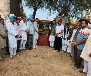 ਵਿਧਾਇਕ ਫਾਜ਼ਿਲਕਾ ਨੇ ਪਿੰਡ ਉਝਾਂ ਵਾਲੀ ਅਤੇ ਨਵਾਂ ਉਝਾਂ ਵਾਲੀ ਵਿਖੇ ਕਰੀਬ 37.43 ਲੱਖ ਨਾਲ ਸੀ.ਸੀ. ਫਲੋਰਿੰਗ ਸੜਕ ਦਾ ਨੀਂਹ ਪੱਥਰ ਰੱਖ ਕੇ ਕੰਮ ਦੀ ਕਰਵਾਈ ਸ਼ੁਰੂਆਤ