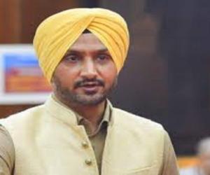 ਜਲੰਧਰ: ਭਾਜਪਾ 'ਚ ਸ਼ਾਮਲ ਹੋਣ ਮਗਰੋਂ ਹਰਭਜਨ ਸਿੰਘ 'ਭੱਜੀ' ਦੇ ਘਰ ਬਾਹਰ ਹੰਗਾਮਾ, ਕੰਧ 'ਤੇ ਲਿਖਿਆ 'ਗੱਦਾਰ'