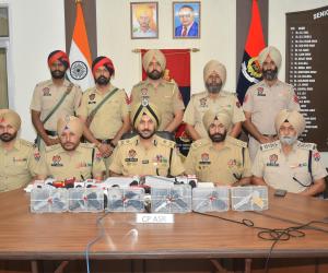 ਅੰਮ੍ਰਿਤਸਰ ਵਿੱਚ ਸਰਹੱਦ ਪਾਰੋਂ ਚੱਲ ਰਹੇ ਗੈਰ-ਕਾਨੂੰਨੀ ਹਥਿਆਰ ਤਸਕਰੀ ਮਾਡਿਊਲ ਨਾਲ ਜੁੜੇ ਤਿੰਨ ਵਿਅਕਤੀ ਕਾਬੂ; 6 ਪਿਸਤੌਲ ਬਰਾਮਦ