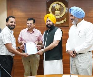 ਹਰਦੀਪ ਸਿੰਘ ਮੁੰਡੀਆਂ ਨੇ ਤਹਿਸੀਲਦਾਰਾਂ ਅਤੇ ਨਾਇਬ ਤਹਿਸੀਲਦਾਰਾਂ ਨੂੰ ਤਰੱਕੀ ਪੱਤਰ ਸੌਂਪੇ
