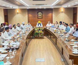 ਹਰਭਜਨ ਸਿੰਘ ਈ.ਟੀ.ਓ. ਵਲੋਂ ਲੋਕ ਨਿਰਮਾਣ ਵਿਭਾਗ ਵੱਲੋਂ ਬਣਵਾਈ ਜਾ ਰਹੀਆਂ ਸੜਕਾਂ ਦੀ ਪ੍ਰਗਤੀ ਸਬੰਧੀ ਸਮੀਖਿਆ ਮੀਟਿੰਗ