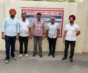 ਵਿਜੀਲੈਂਸ ਬਿਊਰੋ ਵੱਲੋਂ 15,000 ਰੁਪਏ ਰਿਸ਼ਵਤ ਲੈਂਦਾ ਪਟਵਾਰੀ ਰੰਗੇ ਹੱਥੀਂ ਕਾਬੂ