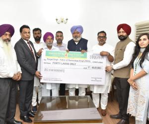 ਟਰਾਂਸਪੋਰਟ ਮੰਤਰੀ ਹਰਪਾਲ ਚੀਮਾ ਵੱਲੋਂ ਮ੍ਰਿਤਕ ਪੀ.ਆਰ.ਟੀ.ਸੀ. ਕੰਡਕਟਰ ਦੇ ਪਰਿਵਾਰ ਨੂੰ 40 ਲੱਖ ਰੁਪਏ ਦਾ ਬੀਮਾ ਚੈੱਕ ਭੇਟ